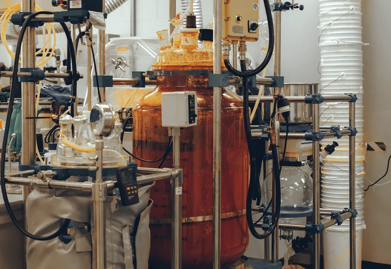 這個 100 公升的反應容器用來製造奈米電燃料液液流電池的陽極。（圖片來源：INFLUIT ENERGY）