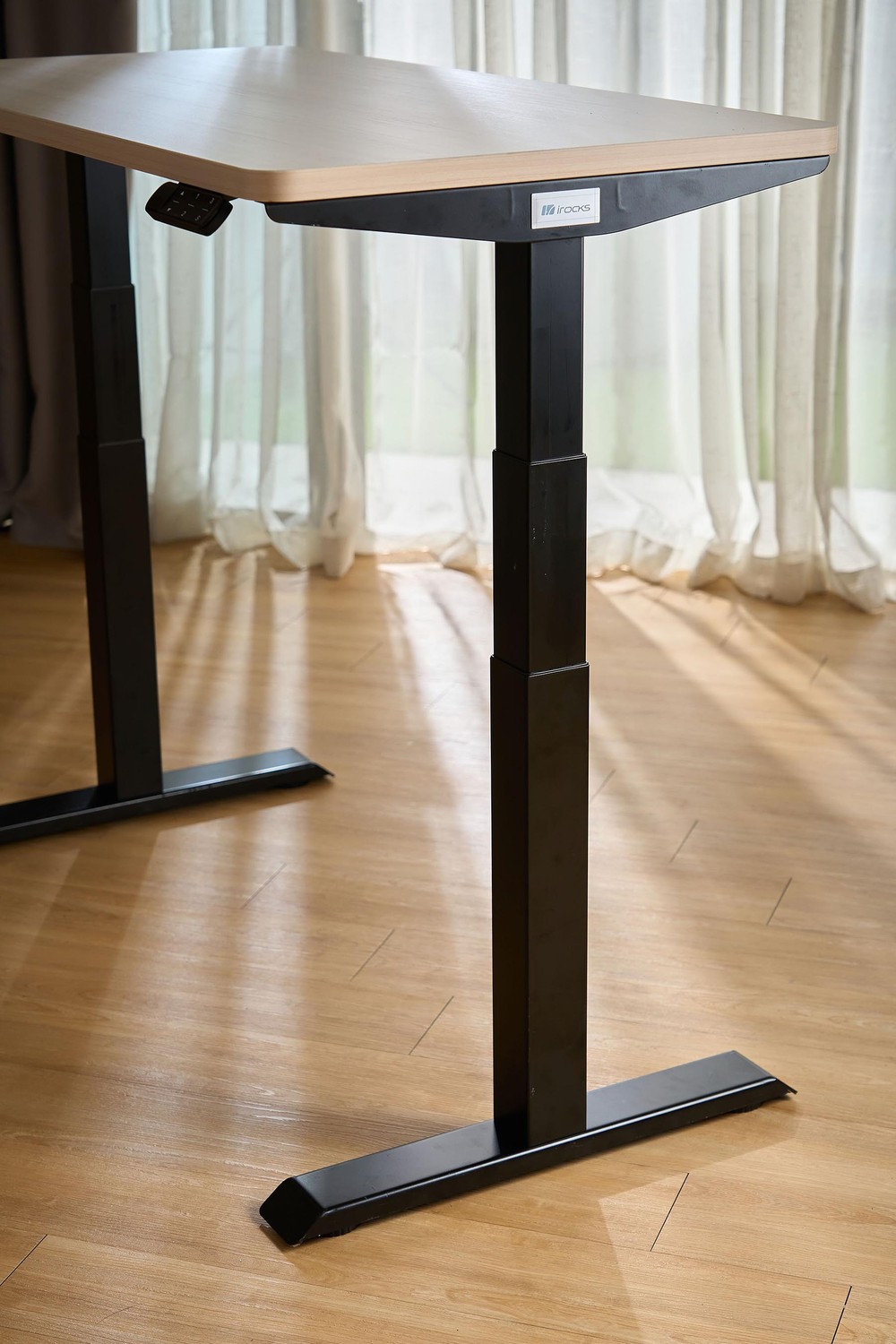 桌腳採三節式升降結構，最高可升至 125 公分。