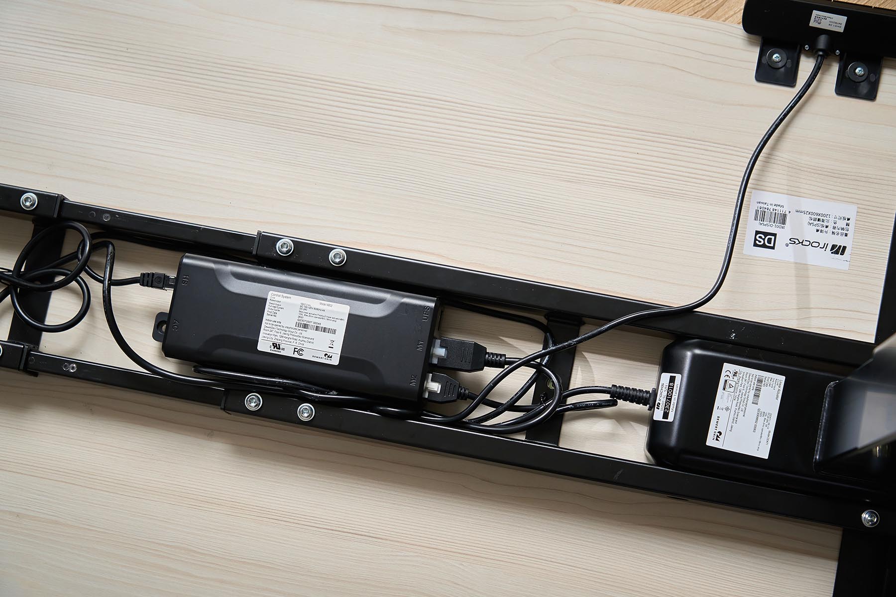 D01-SS 的升降控制系統以及馬達，安裝於桌板下的橫樑處。