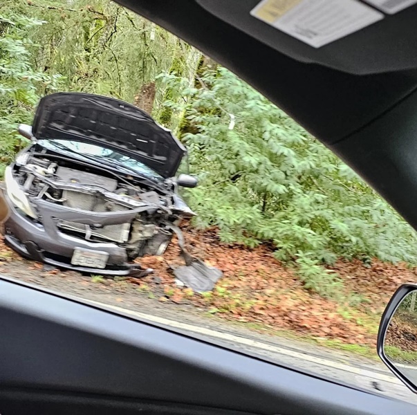 這啟車禍事故造成 Toyota Corolla 車幾乎全毀。