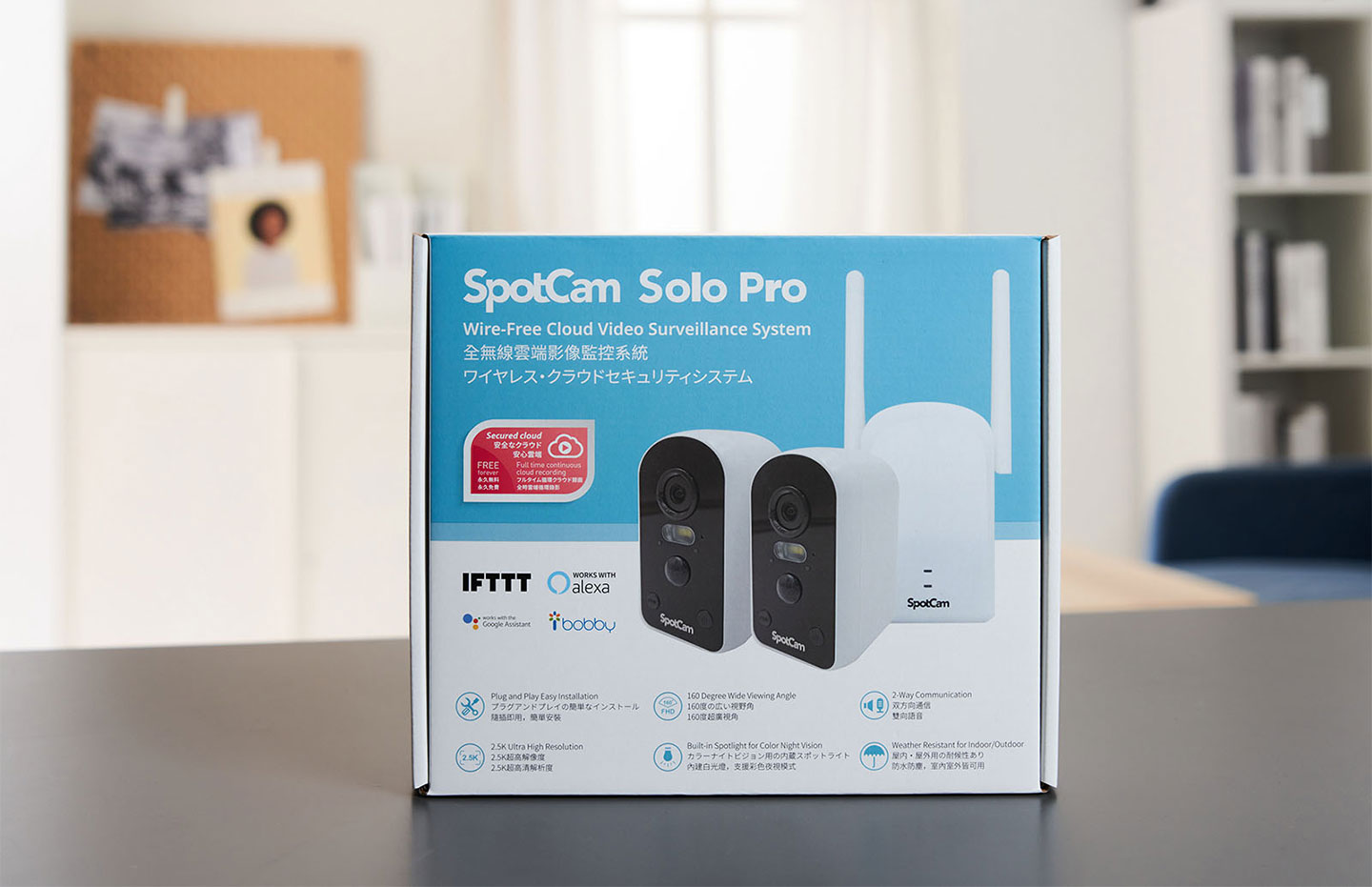 SpotCam Solo Pro 全無線雲端影像監控系統的外箱採用藍、白雙色配，面可以看到攝影機與基站的產品照片，並標示了主打的功能特色。 ▲ 次開箱的 SpotCam Solo Pro 為四鏡版本，原廠另外也有推出雙鏡版本可以選擇。