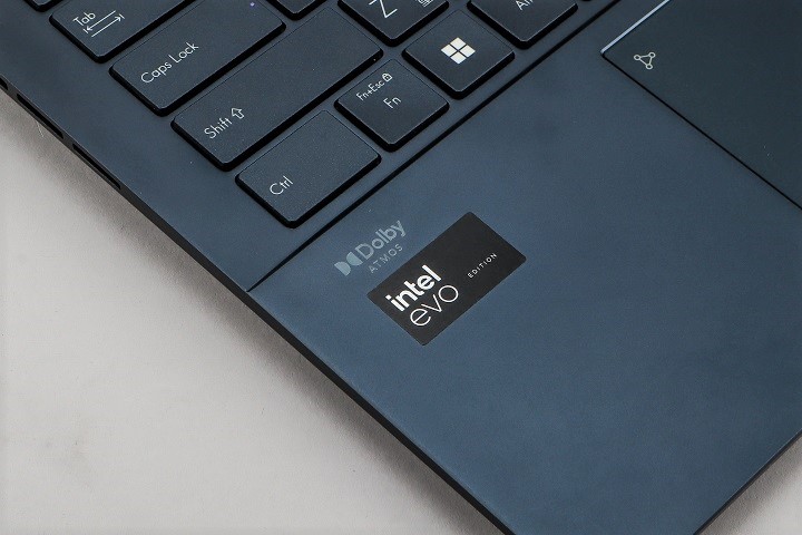 Asus Zenbook 14 OLED（UX3405）除了載 Intel Core Ultra 處理器外，也是款符合 Intel Evo Edition 平台規範的電。