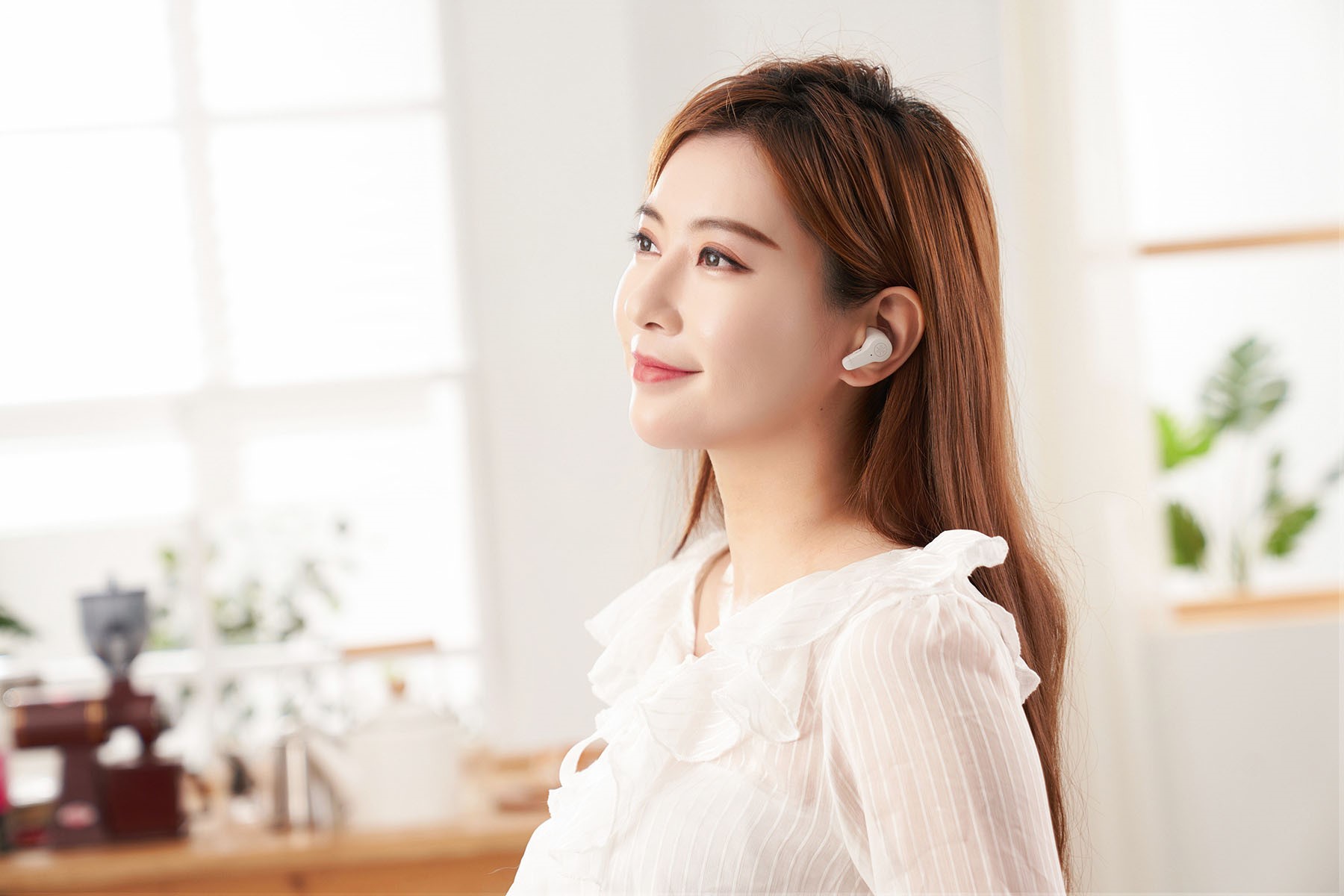 全新的 TW-EF3A 半入耳式真無線耳機可為耳敏人士提供更適耳的佩戴體驗，同時也能為喜愛從事戶外休閒活動的族群，帶來足夠的環境感知及掌握度，在聆聽音樂的同時也能聽見四週環境音，安全性完全不必擔心。