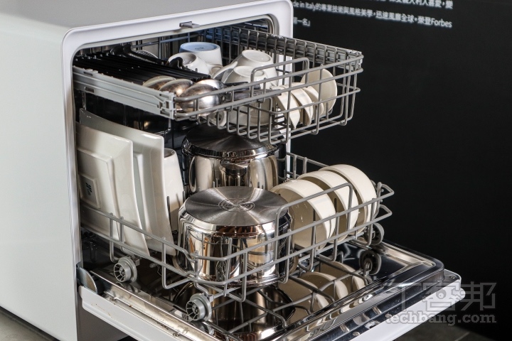 大部分的餐具都能放入洗碗機清洗，不過安全起見最好購買餐具時還是以有標示可以洗碗機清潔的為主。