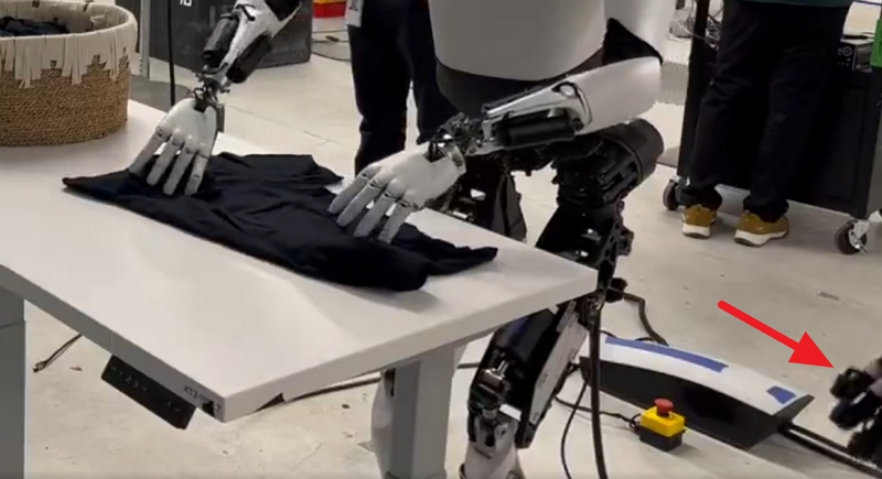 特斯拉Optimus機器人折衣服的影片被質疑為作假，「多出的一隻手」是關鍵