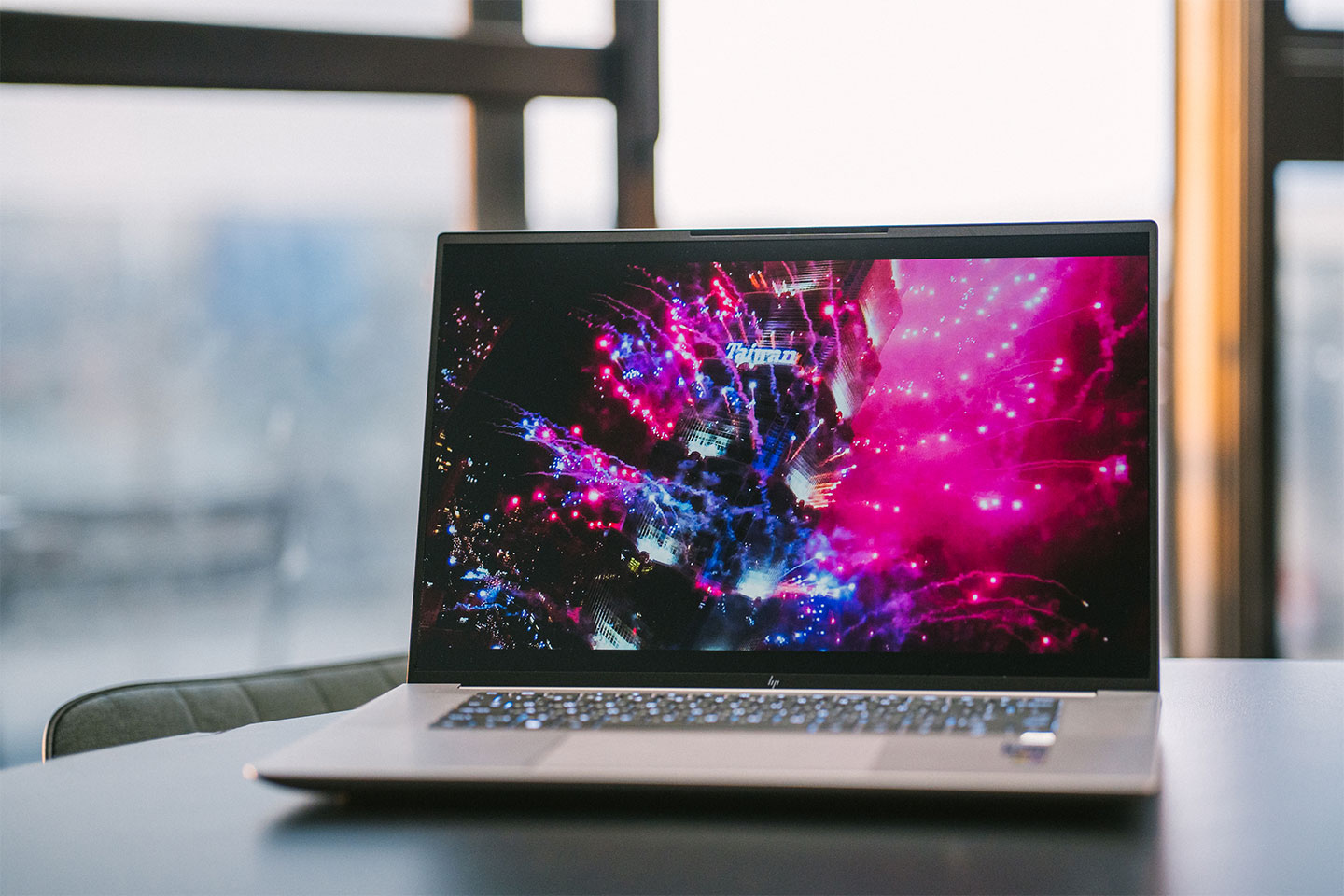 HP ZBook Studio 16 G10 擁有 4K 解析度的 DreamColor 顯示器，能完美展現優異畫質並滿足專業色彩顯示的標準。