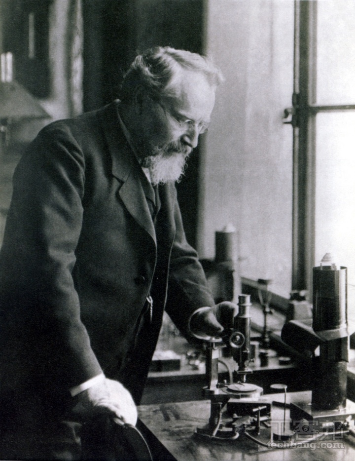 奧托•雷曼因為首次提出「液晶」這個概念，並確認其物理特性，被為液晶之父。