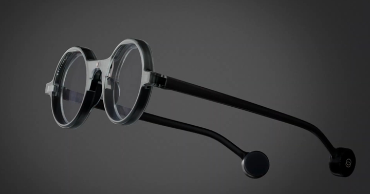 售價349美元的智慧型AI眼鏡Frame讓你直接在眼前獲得AI翻譯、網頁搜尋和視覺分析 ，充電器還很滑稽