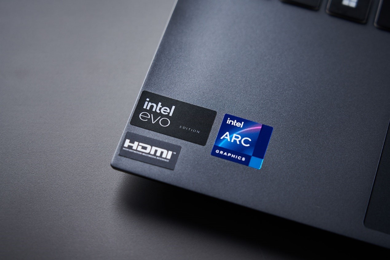 機身左下角可以看到 Intel Evo Edition 認與內建 Intel Arc Graphics 顯示技術的標示貼紙。