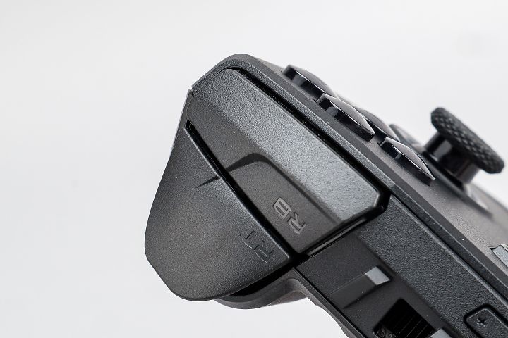 肩鍵與扳機鍵、類比搖桿均採用霍爾效應技術，靈敏度高且較為耐用。