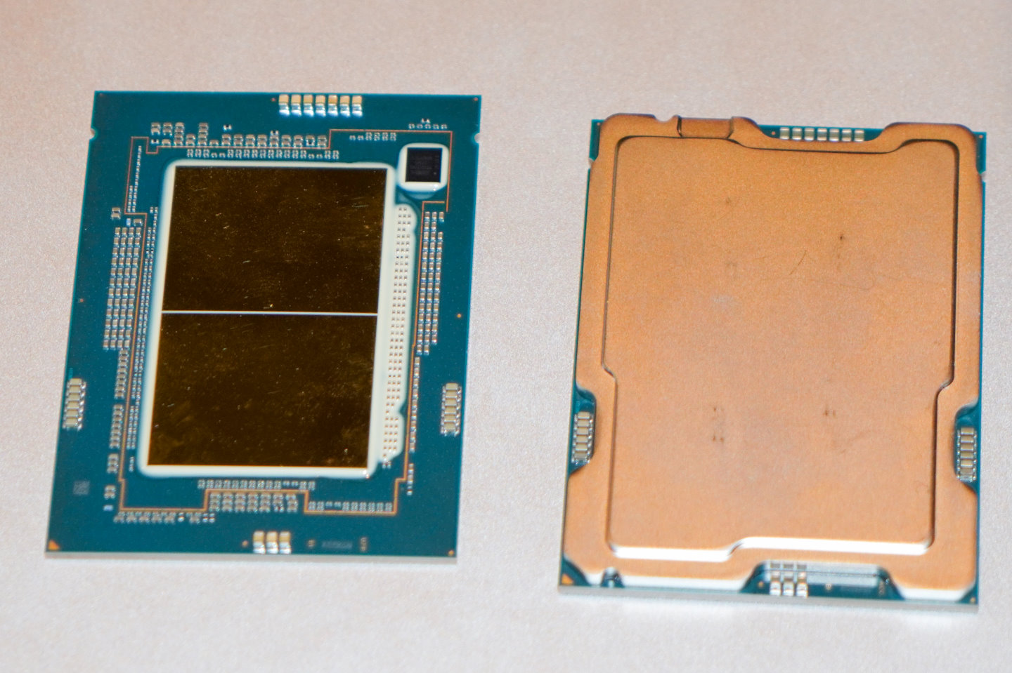 左邊是尚未貼合「鐵蓋」的處理器，可以看到2組裸晶，右方為安裝IHS後的樣。