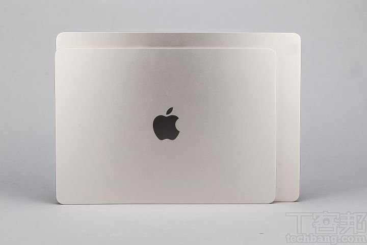 15 吋 MacBook Air 明顯比 13 吋大上不少，外出攜帶使用還是較不便，且還得準備大尺寸的包包才行。