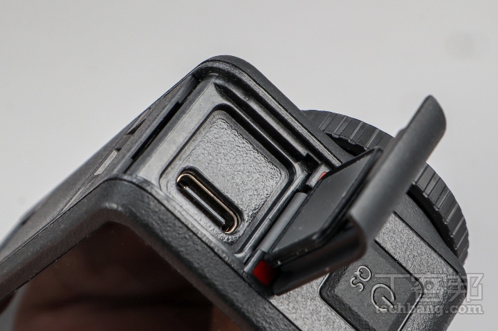 連接埠USB-C 連接埠用以傳輸資料及充電，亦可直接供電進行拍攝。