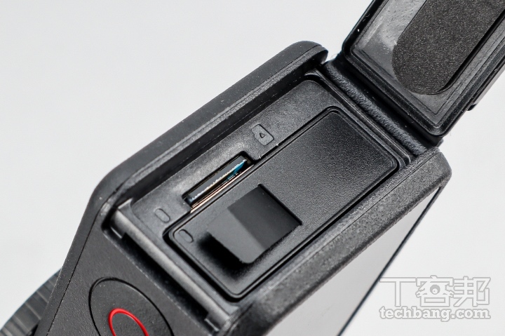 MicroSD 卡槽與電池槽位在一起，支援 512GB 容量，建使用官方推薦記憶卡。