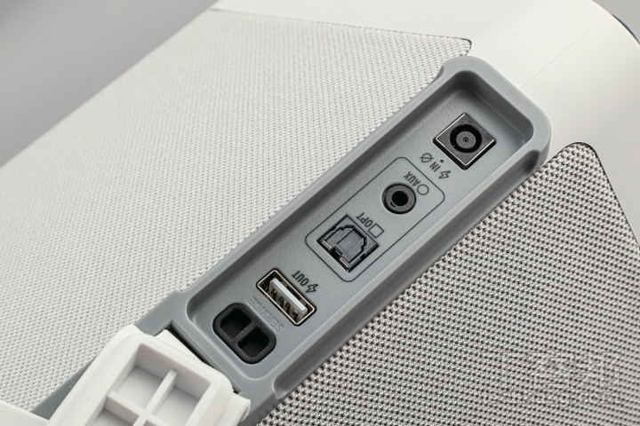 I/O 配置配備 USB 供電埠、光纖輸入和 AUX，可將其它設備音源輸出到喇叭播出。