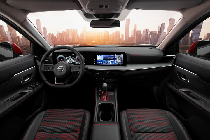 座艙採用時下流行的一體式螢幕設計，SR 車型螢幕為 12.3 吋。