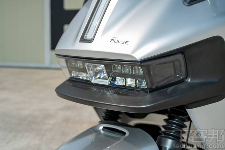 Gogoro Pulse 具備全 LED 燈，內部採用 13 顆 LED 燈泡。