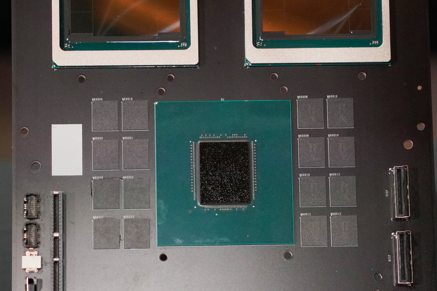 Grace CPU則在外部配置最大480 GB LPDDR5X記憶體。