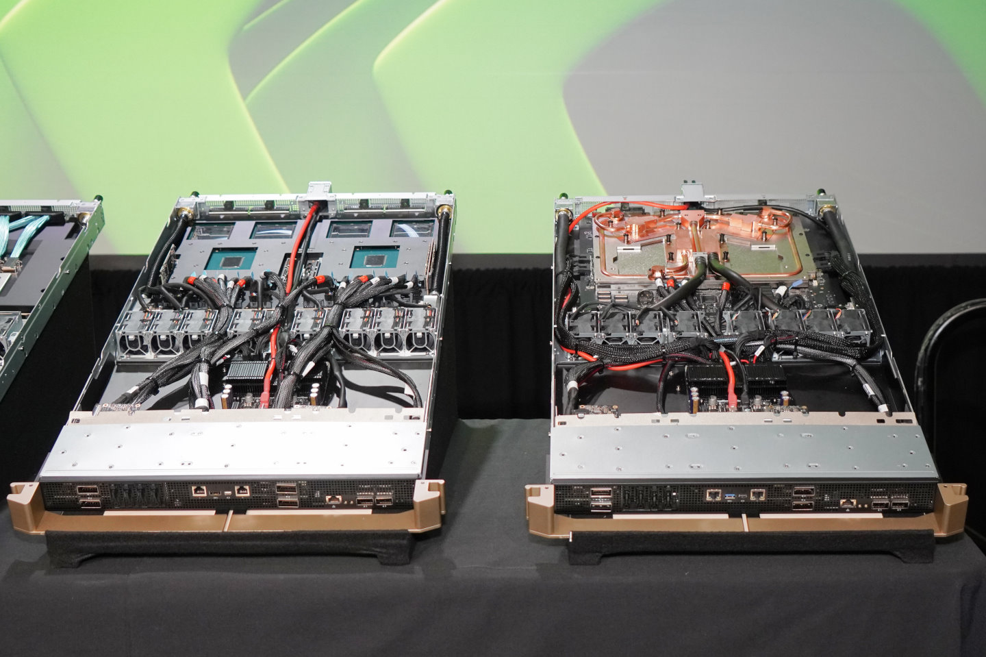 GB200 Superchip運算節點整合2組GB200 Superchip，配水冷散熱方案，安置於1U高度的伺服器。（左方為去除水冷的情況）