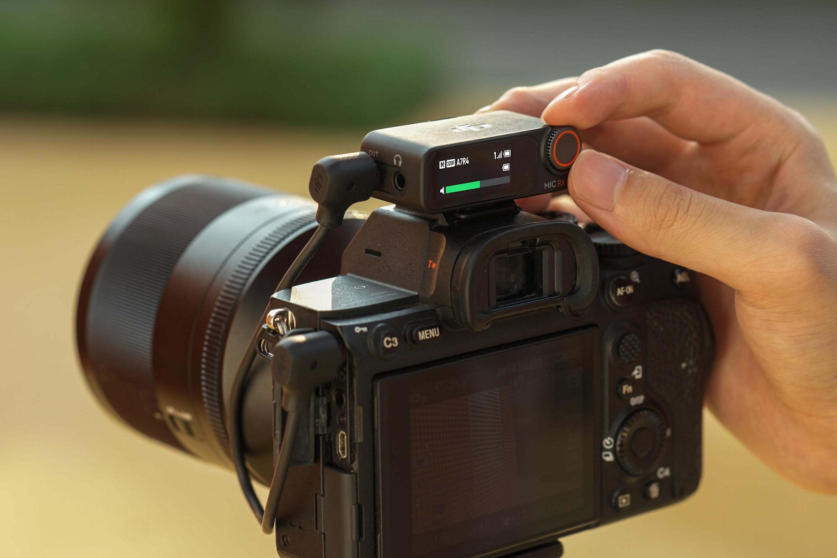 DJI Mic 2直接銜接相機，需要另外連接3.5mm TRS線才能收音。