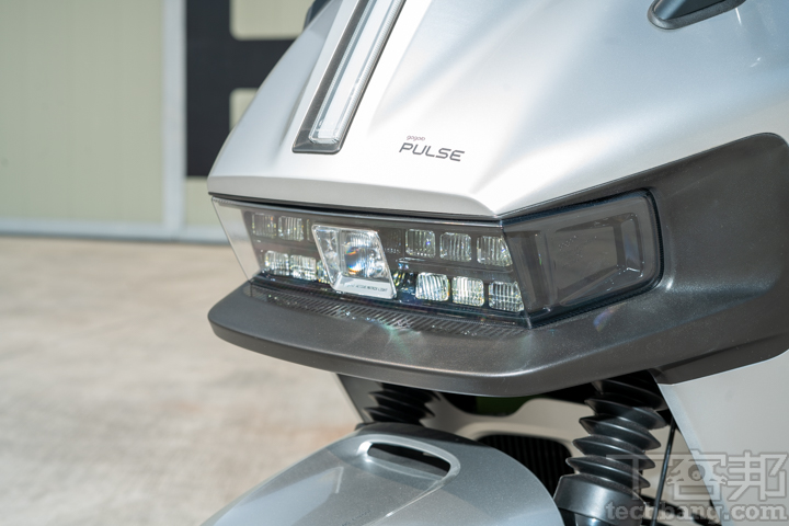 Gogoro Pulse 的燈是由 13 顆 LED 組成的矩陣式燈，過彎時左右各會亮起一顆轉向輔助燈。