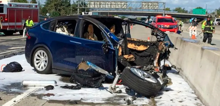 2018 年 3 月，加州山景城，沃爾特·黃 (Walter Huang) 的特斯拉電動 SUV 在美國 101 號高速公路上撞上欄，急救人員在現場工作。