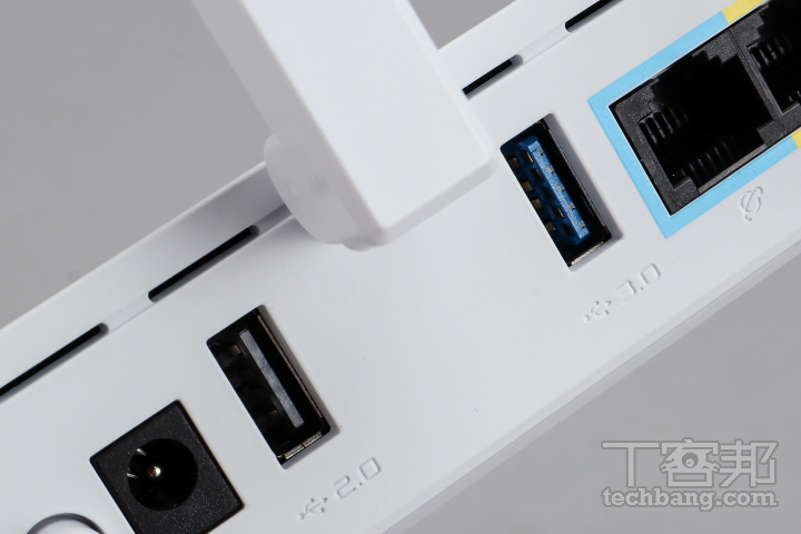 USB 連接埠除了用於連接儲存媒介外，更可利用手機的行動網路作為備援。