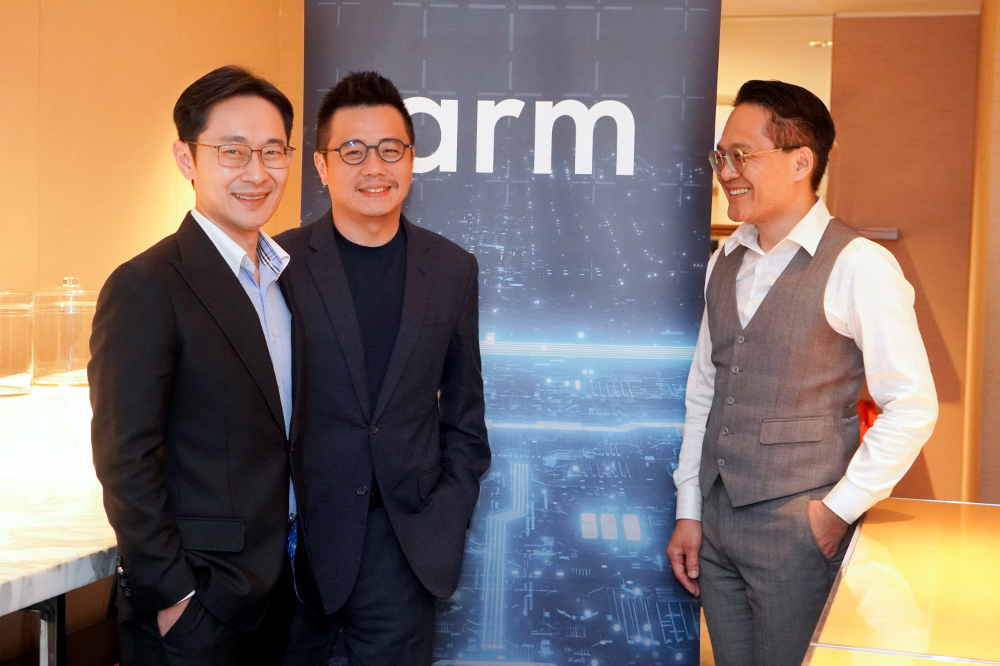 左起為Arm台灣總裁曾志光、應用工程總監徐達勇、物聯網事部亞太區IoT市場資深經理黃晏祥。
