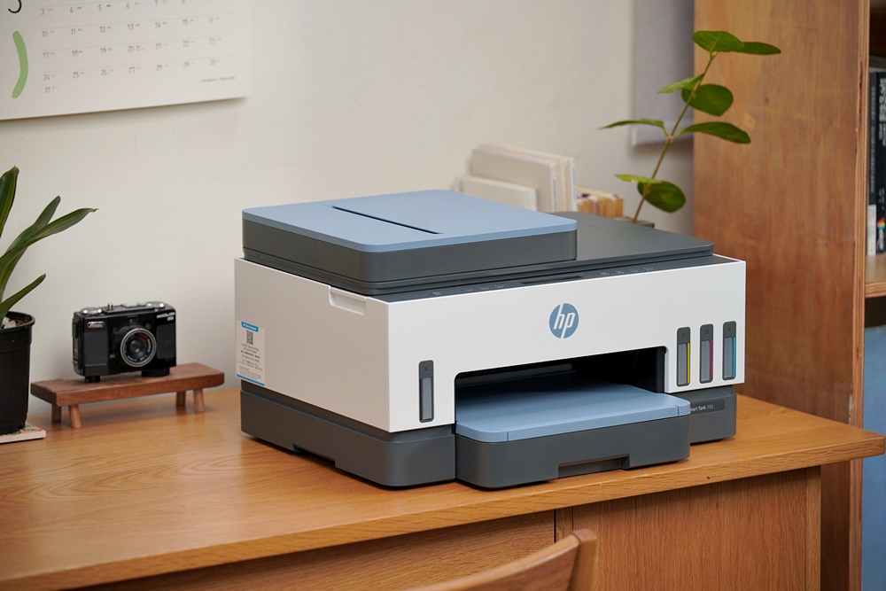 HP Smart Tank 755 功能完善，一機就可提供影印、列印、掃描、行動列印、自動送紙等功能，購機時上網登錄更享有兩年保固。