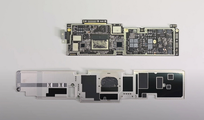 13 英吋和 15 英吋 MacBook Air 上的蘋果 M3 電路板/圖片來源 - iFixit