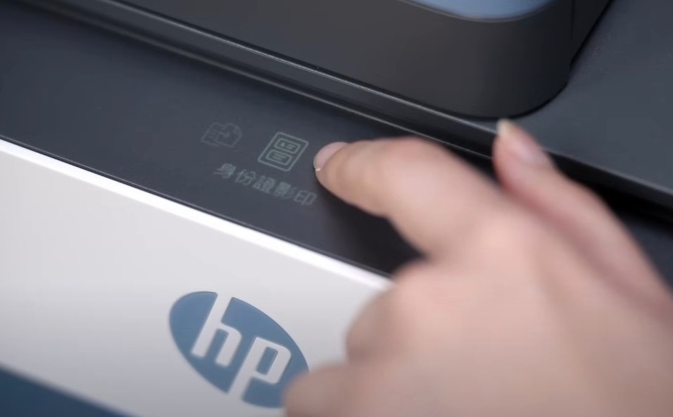HP Smart Tank 795 機身上方具備觸控螢幕，滑動就可以切換影印、列印等不同操作模式，還具備證件影印功能，可以把證件的正反面影印在同一張紙的同一面。