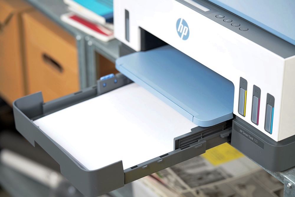 進紙匣具備 250 頁的大容量紙張儲存空間，也提供紙量偵測功能，紙張不足時會自動提醒使用者該補充紙張。