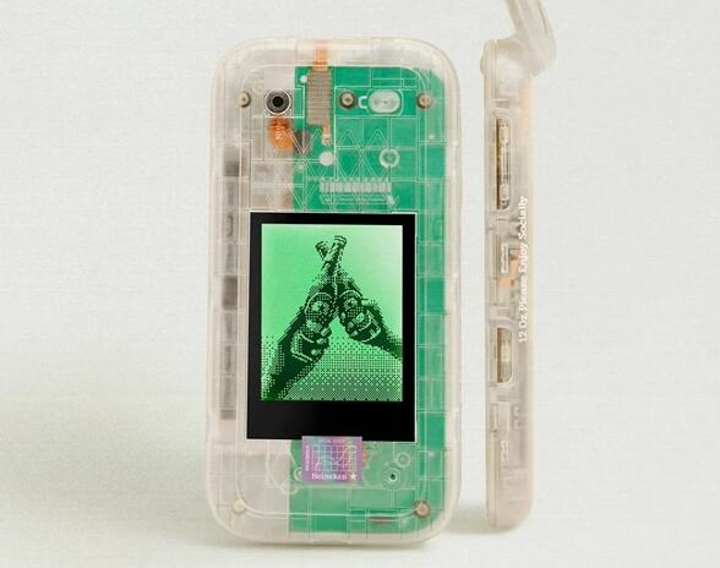 HMD 攜手海尼根推出The Boring Phone復古翻蓋手機：2.8 吋 QVGA 螢幕，30 萬像素鏡還內建貪吃蛇遊戲