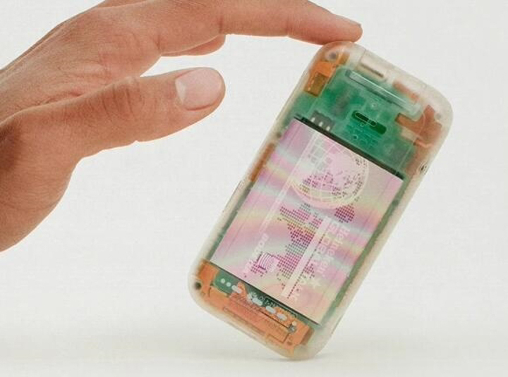 HMD 攜手海尼根推出The Boring Phone復古翻蓋手機：2.8 吋 QVGA 螢幕，30 萬像素鏡還內建貪吃蛇遊戲