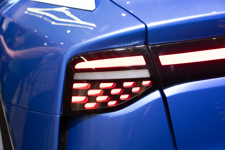 車尾設計與車頭相呼應，使用貫穿式 LED 搭配點陣造型尾燈，辨識度高。