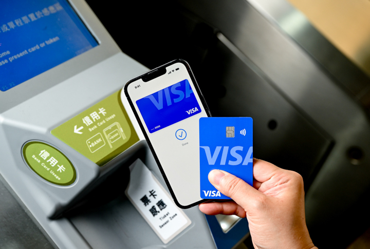 以 Visa 信用卡或國際三大 Pay 於台中捷運閘門感應付款即可自在暢行