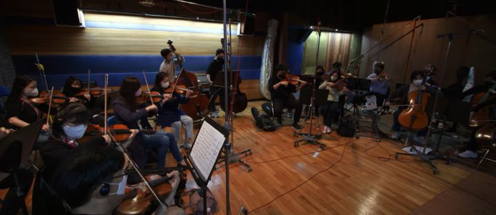 《波拉西亞戰記》與韓國知名音樂公司 Aim Strings 合作，偕同合唱團及管弦樂團，打造22首遊戲專屬原創 OST。