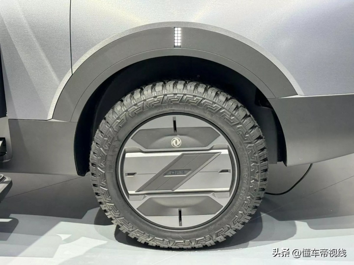 輪胎使用擁有越野特性的 AT 胎，讓人好奇車樣的越野表現。