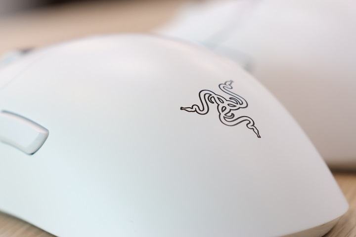 白色的 Viper V3 Pro 鼠身材質為類皮革漆塗層，觸感光滑溫潤，但不會滑手。
