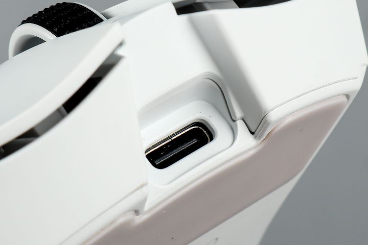 Viper V3 Pro 也配置 USB Type-C 介面，除了充電使用外，要變成有線滑鼠也沒有問題。