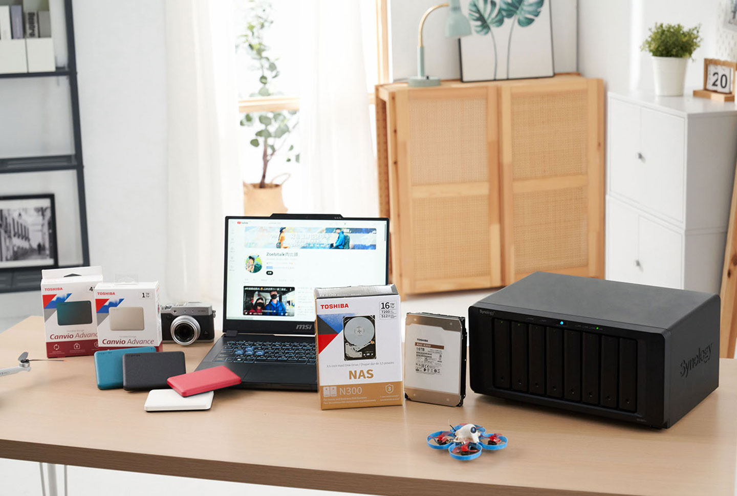 Synology DS1821+ 與 Toshiba 的 N300 的個人雲端儲存設備組合成為肉比頭高品質創作不可或缺的資料中心，外出時 Canvio Advance V10 外接硬碟也能提供大容量與輕薄可攜性的便利性，無論在外旅遊或是回家工作都能有最妥善的備份機制。