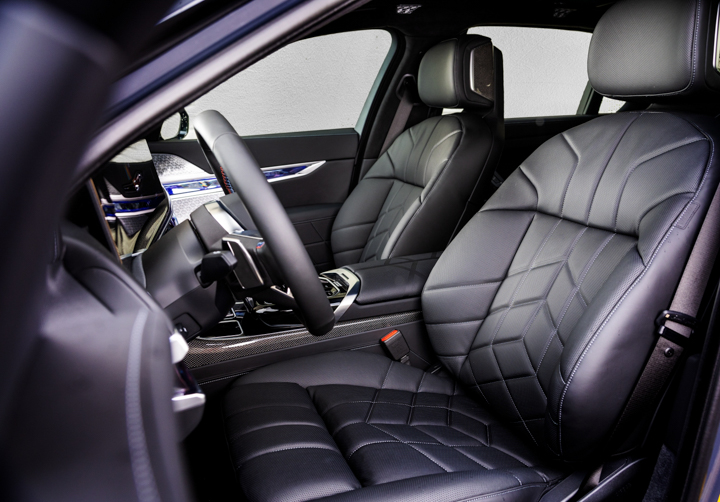 BMW Individual Merino 全真皮內裝結合 BMW Individual 麂皮黑色車內頂篷與 Bowers & Wilkins 沉浸式 4D 頂級音響系統，座艙質感登峰造極。