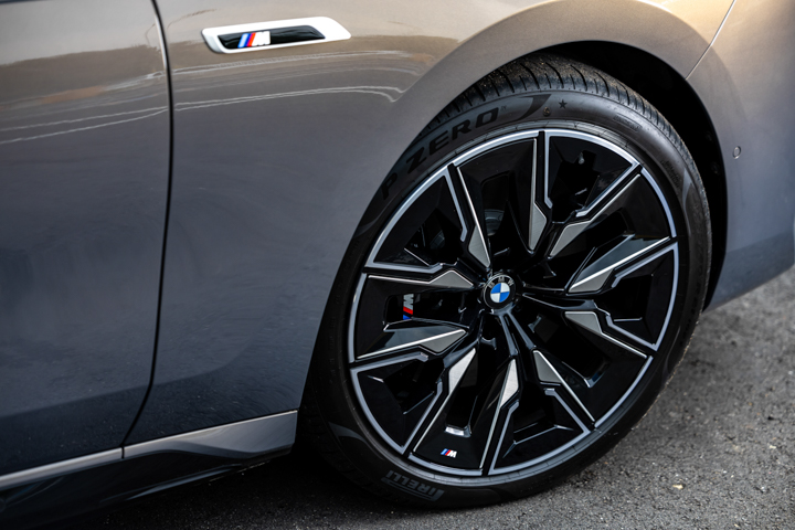  21 吋 M 空氣力輪圈與黑色 M 煞車套件，強化 BMW i7 M70 xDrive 曜黑霸氣之姿