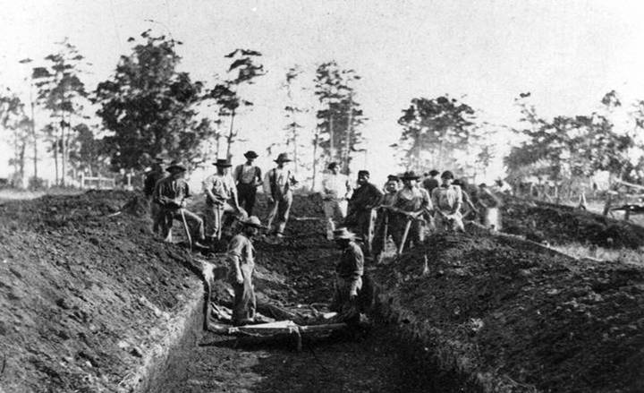 1864 年 8 月，安德森爾（Andersonville），這是一個關押北方士兵的戰俘營的埋葬細節。 在 1860 年代，「dead line」是指監獄內或周圍畫定一條線。 囚犯如果越過這條「dead line」就會被射殺。