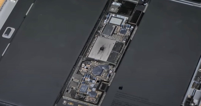 M4版iPad Pro拆解顯示蘋果LOGO不是好看而已，銅製的LOGO還可幫M4晶片散熱