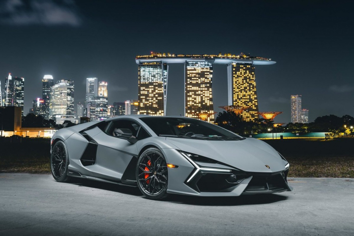 Lamborghini 覺得消費者喜愛燃油超跑所帶來的回饋，而且 V10 引擎聲浪是電動無法後製比擬的，因對於純電超跑目前仍在觀望狀態。