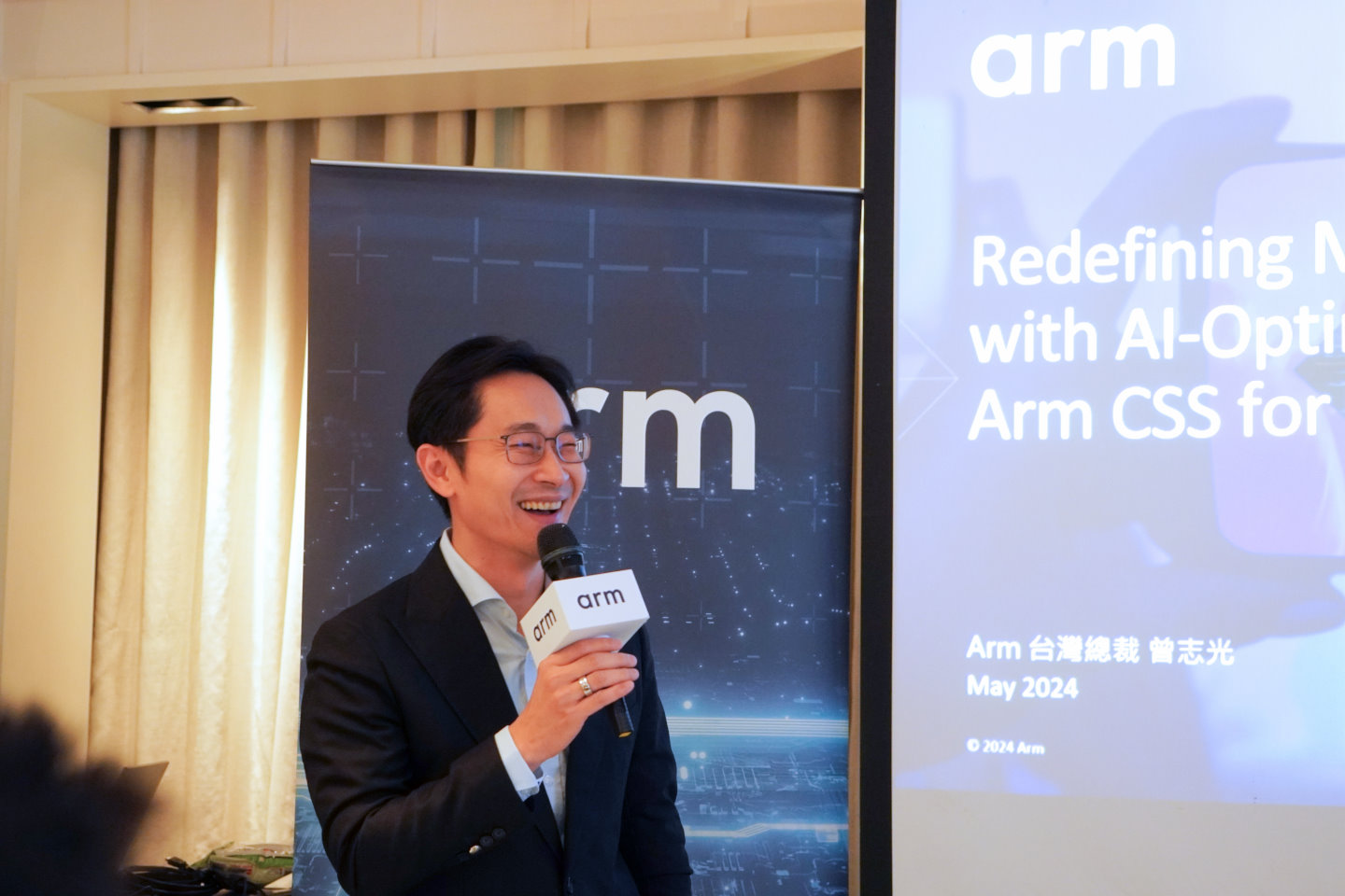 Arm台灣總裁曾志光在活動開場以智慧零售、手機翻軟體生活的範例說明AI深入日常生活的現況。