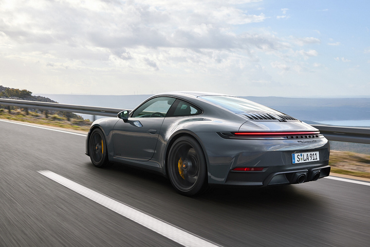 Porsche 911 小改款登場，首度導入輕量化 T-Hybrid 系統