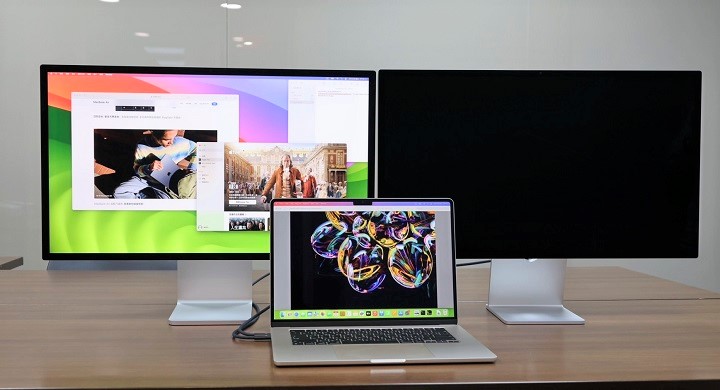 在外接雙螢幕下，打開 MacBook Air 螢幕後，一台Studio Display 就不支援顯示。