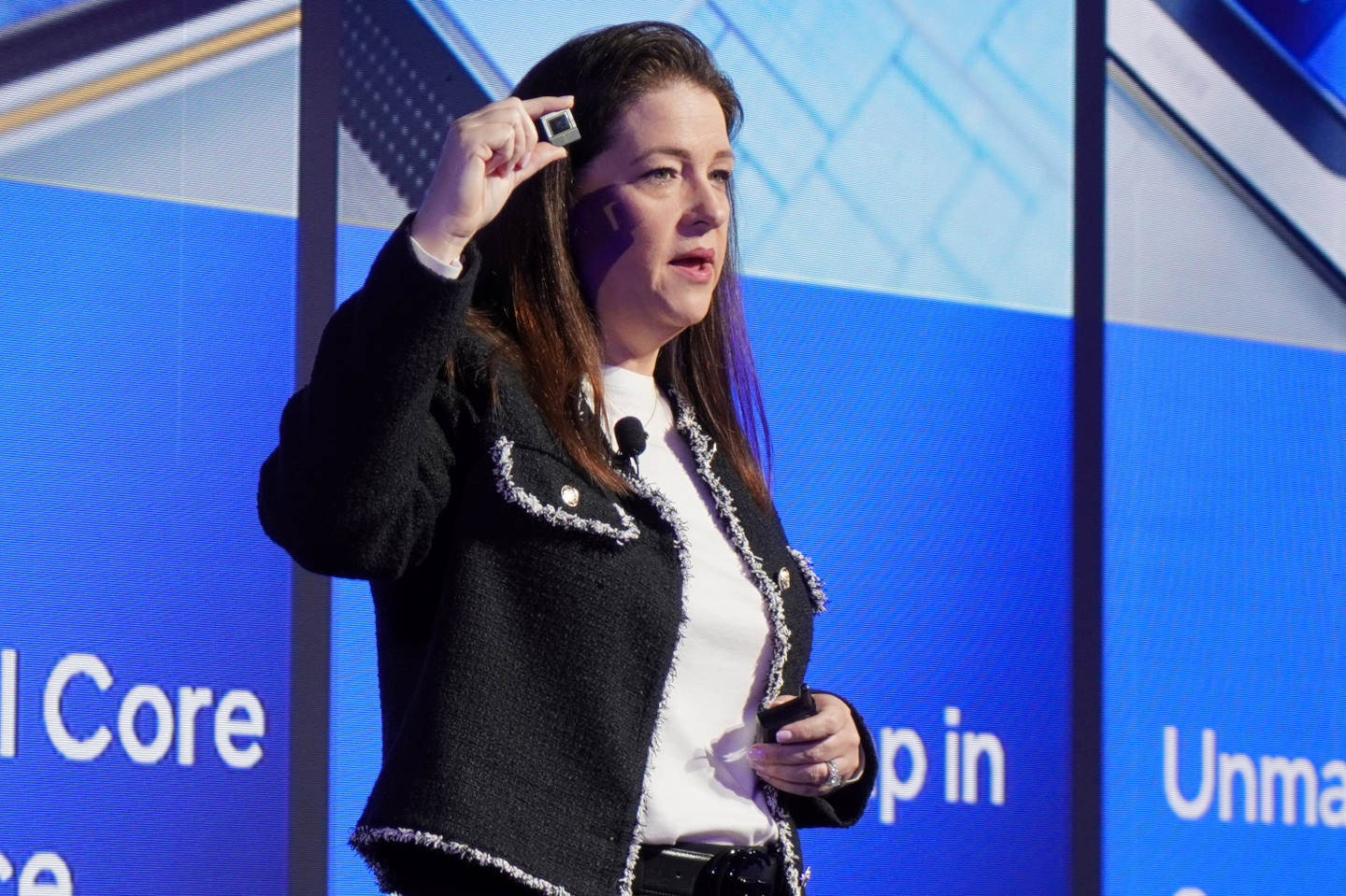 Intel執行副總裁暨PC客戶運算事群總經理Michelle Johnston Holthaus於活動搶先介紹代號為Lunar Lake的Core Ultra 2系列處理器